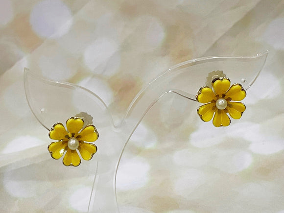 1950s Daisy Flower Lucite & Brass Clip Earrings Vintage Earrings Authentic Vintage 