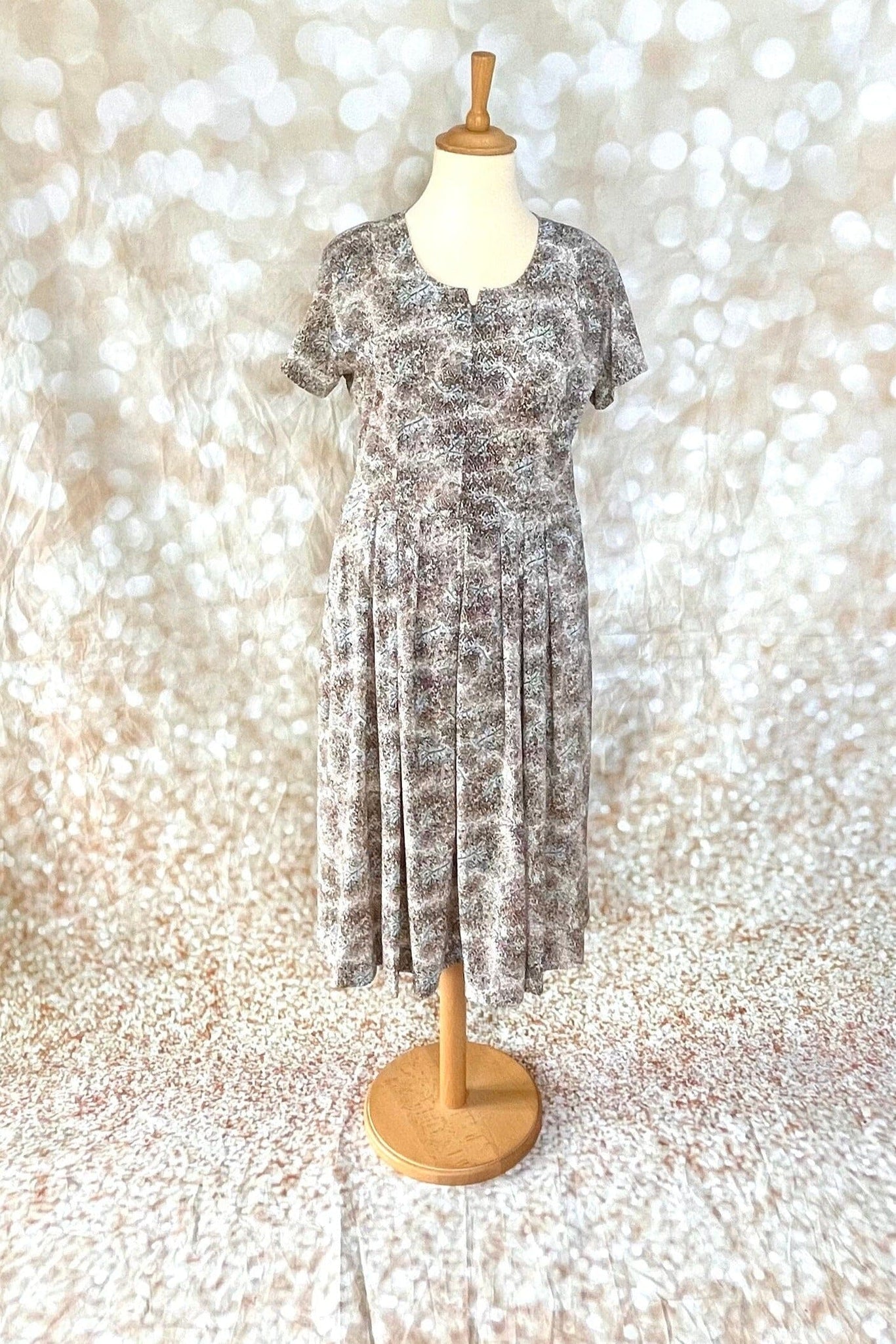 1960s Shelton Stroller Rayon House Dress with Pockets Voluptuous Vintage 1960s Shelton Stroller Rayon House Dress with Pockets Voluptuous Vintage