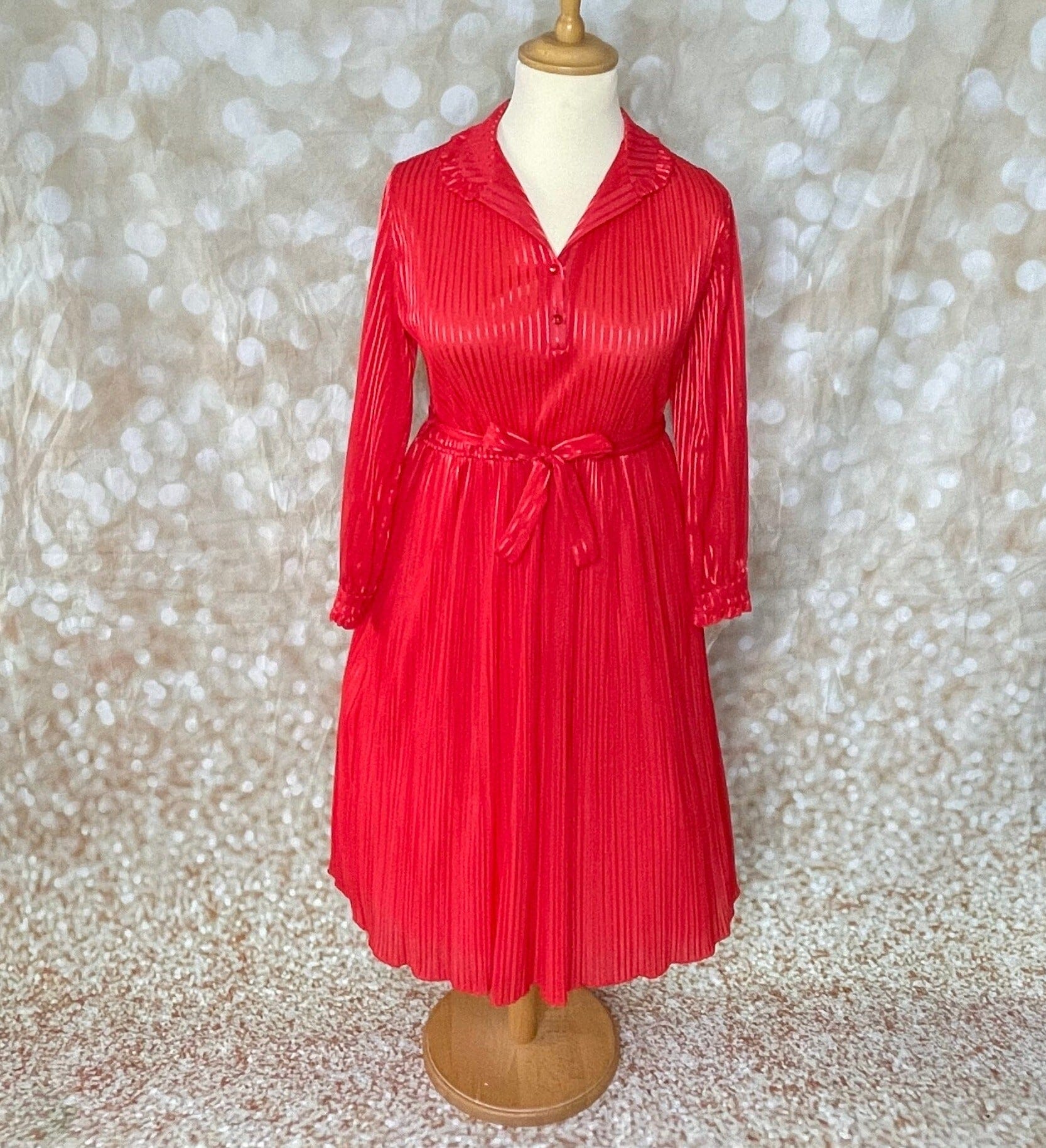 1980s Red Plisse Pleat Shadow Strip Cocktail Dress – Voluptuous Vintage