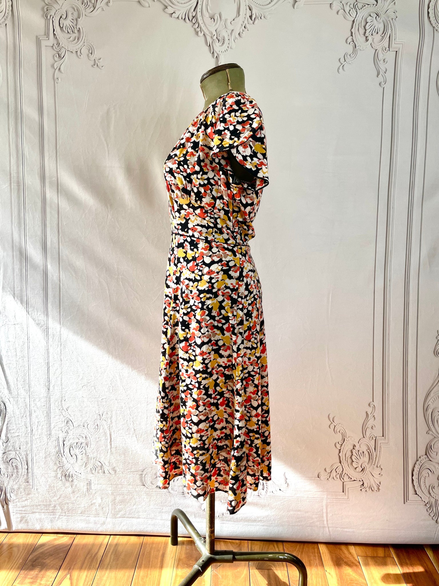 1990s does 1940s Floral Piped Tea Dress – Voluptuous Vintage